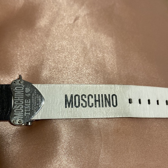 MOSCHINO heart-shaped watch with peace sign charm and red shiny strap - Picture 7 of 12